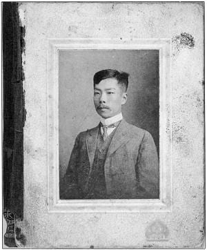 Portrait or photograph of Lu Xun: 1909年鲁迅摄于东京,时年二十八岁。
