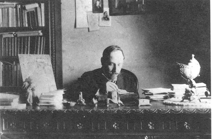 Portrait or photograph of Luigi Pirandello: Luigi Pirandello a quarant’anni, mezzo calvo, con la barba quasi tutta bianca, perduti gli averi; distrutta la casa,