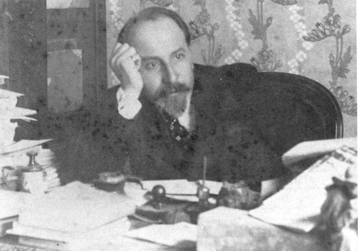 Portrait or photograph of Luigi Pirandello: Luigi Pirandello a quarant’anni circa a Roma.