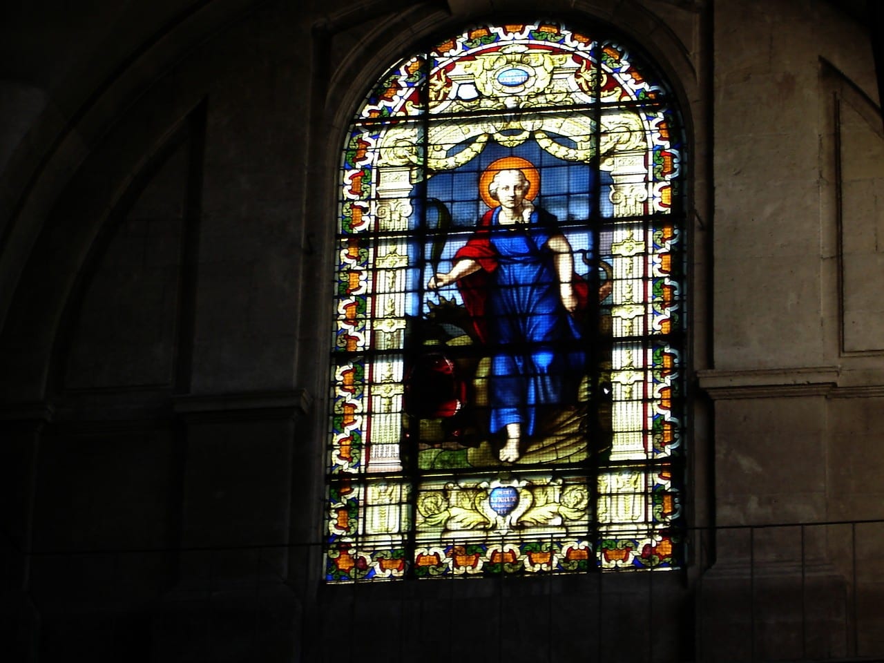 Image connected to Margaret Laurence: Stained glass window in Église Sainte-Marguerite, rue Saint-Bernard (Paris XIe arrondissement). The window shows Sainte Ma