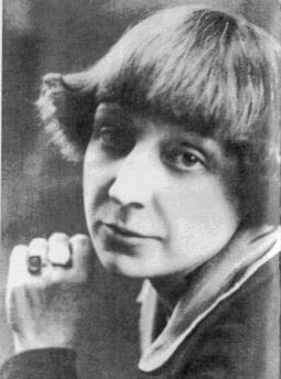 Portrait or photograph of Marina Tsvetaeva: Марина Ивановна Цветаева ( w:Marina Tsvetayeva ), 1925 Photograph by Pyotr Ivanovich Shumov (1872-1936) .