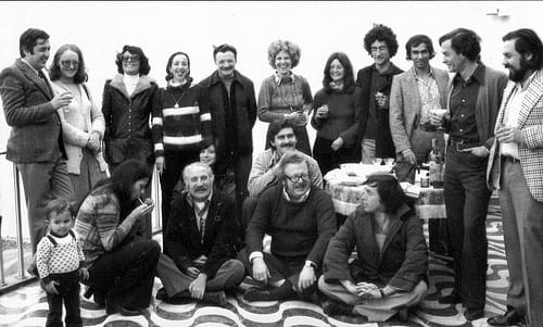 Portrait or photograph of Mario Benedetti: LA BOHEMIA INTELECTUAL. De pie: Irma Lostanau, Mario Benedetti, Charo de Thorndike, Jesús Ruiz Durand, Abelardo Oquen