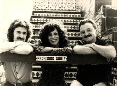 Portrait or photograph of Mario Benedetti: El músico Alberto Favero pianista (izquierda), Nacha Guevara (centro) y el poeta Mario Benedetti (derecha).