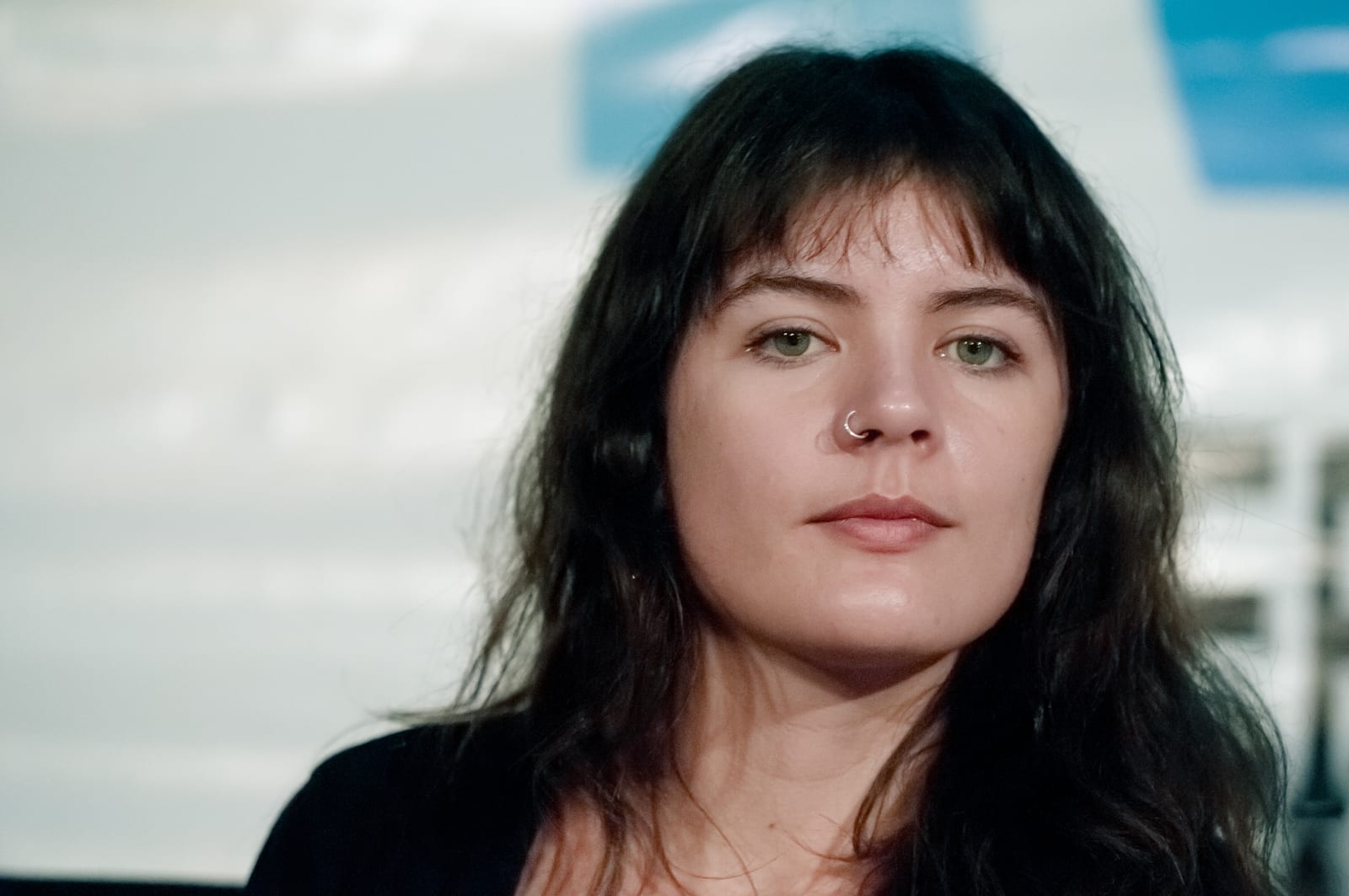 Portrait or photograph of Mario Benedetti: Para mi, es dificil no acordarme de Soledad Barret ahora que Camila Vallejo visitó al país. Hay relaciones obvias ent