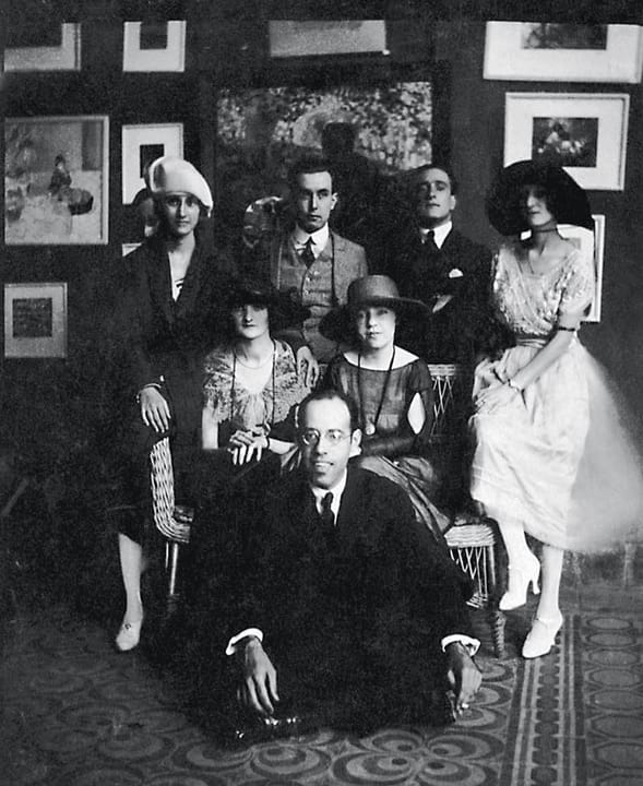 Portrait or photograph of Mario de Andrade: Mário de Andrade (sentado), Anita Malfatti (sentada, ao centro) e Zina Aita (à esquerda de Anita), em São Paulo, Bra