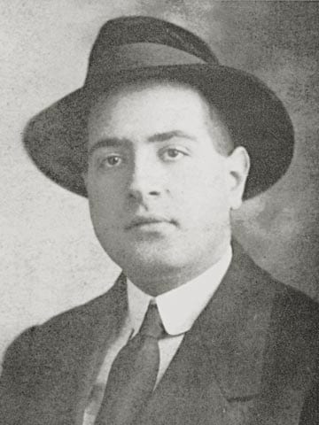 Portrait or photograph of Mario de Sa-Carneiro: Mário de Sá-Carneiro wearing hat