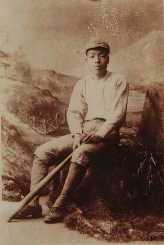 Portrait or photograph of Masaoka Shiki: 野球ユニフォーム姿の正岡子規