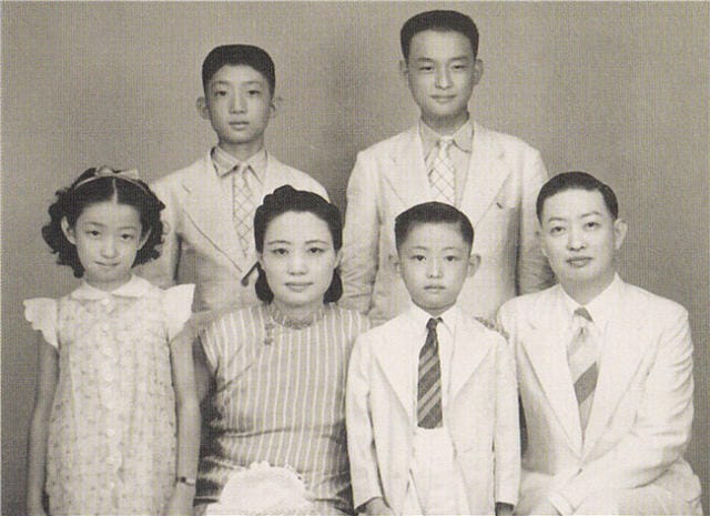 Portrait or photograph of Mei Lanfang: Mei Lanfang Family portrait in 1940s.