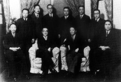 Portrait or photograph of Mei Lanfang: Hu Shih (2nd left, front row) and members of Mei Lanfang Peking Oprea Troupe, such as Qi Rushan (1st left, front row) and
