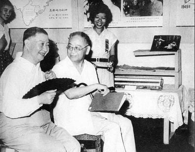 Portrait or photograph of Mei Lanfang: 1956年欧阳予倩与梅兰芳
