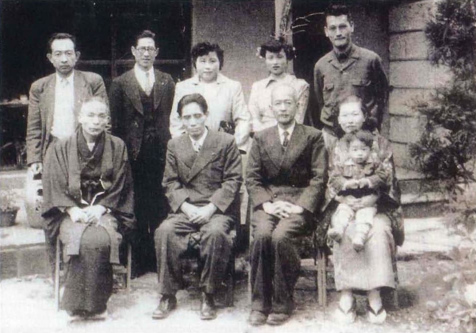 Portrait or photograph of Michio Miyagi: 宮城道雄氏来伊記念写真(岡田家で) 前列左:水野佐平、左から2人目:宮城道雄、右から2人目:岡田利兵衛