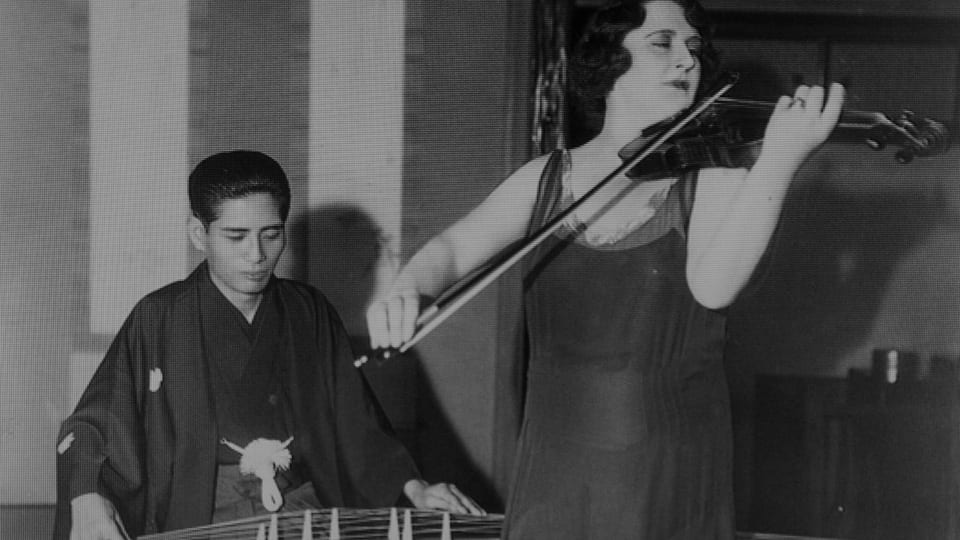 Image connected to Michio Miyagi: Miyagi Michio (1894-1956) and Renée Chemet (1887-1977) who play " Haru no Umi " (春の海, "The Sea in Spring") in concert at home