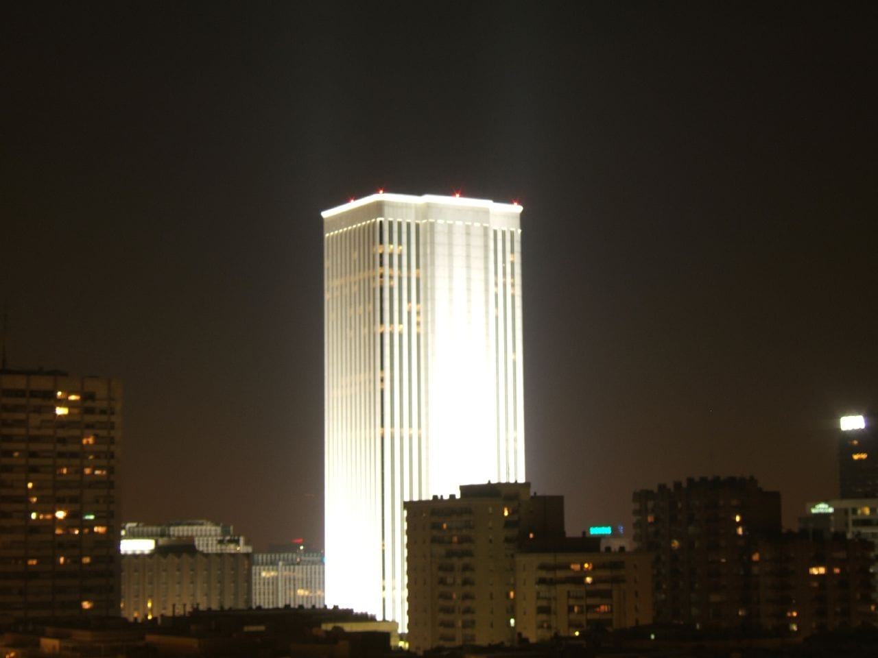 Portrait or photograph of Minoru Yamasaki: Night view of Torre Picasso ( Madrid , Spain , 1982–1988). Architect: Minoru Yamasaki (1912–1986).