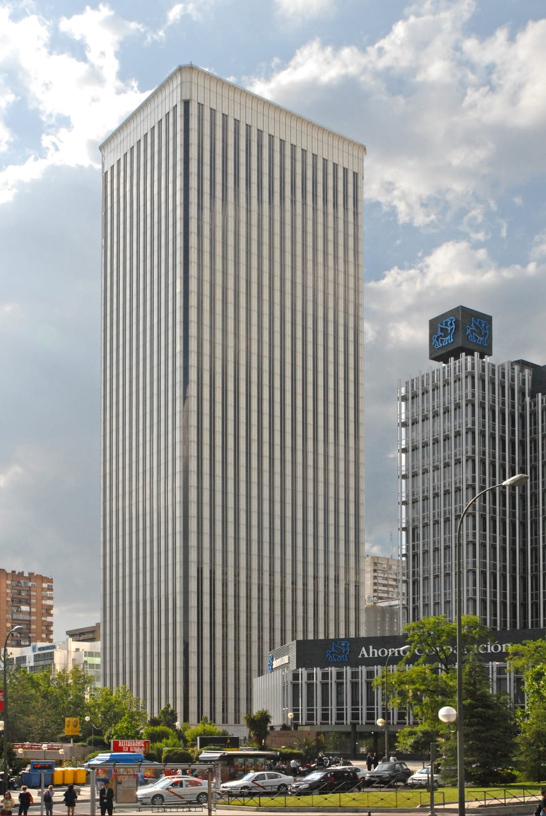 Portrait or photograph of Minoru Yamasaki: Achevée en 1989, la tour Picasso a été conçue par l'architecte Minoru Yamasaki et ses associés, l'architecte des tour