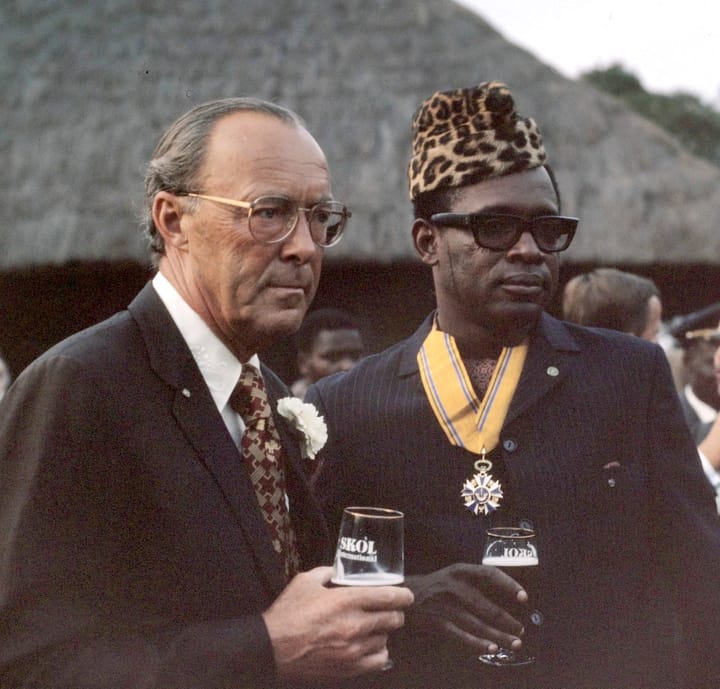 Portrait or photograph of Mobutu Sese Seko: Prins Bernhard in Zaire met President Moboetoe ;