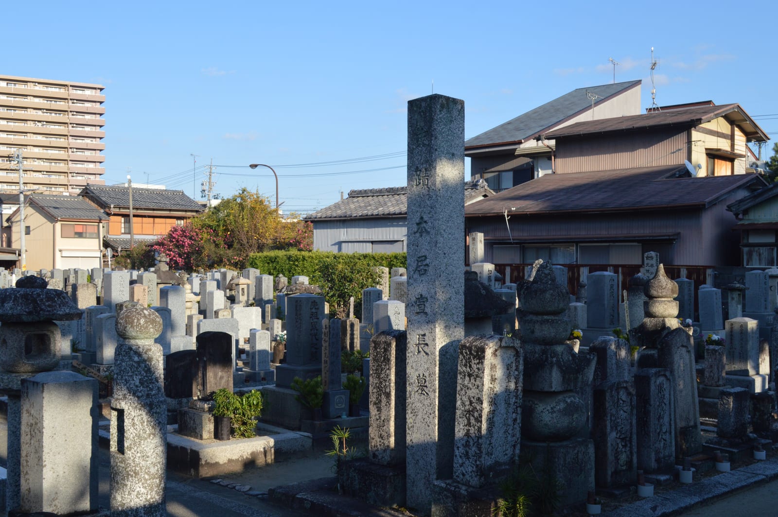 Portrait or photograph of Motoori Norinaga: 三重県松阪市新町884番地にある浄土宗の「樹敬寺」。「本居宣長墓(樹敬寺)附 本居春庭墓」。国指定史跡。