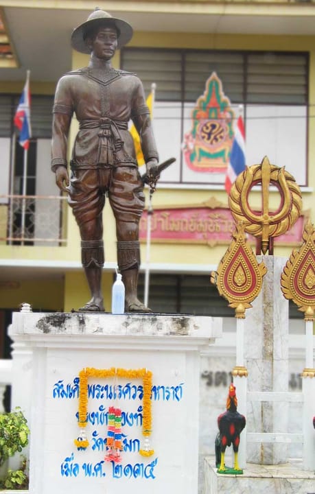 Portrait or photograph of Naresuan: Statue of King Naresuan, Wat Pha Mok, Ang Thong, Thailand