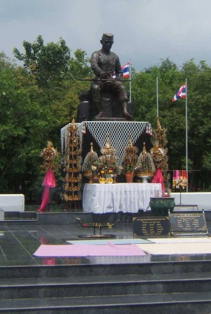 Portrait or photograph of Naresuan: Denkmal für König Naresuan auf dem Gelände der Naresuan Universität, Phitsanulok, Thailand