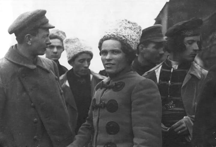 Portrait or photograph of Nestor Makhno: Nestor Makhno (centre) and Fedir Shchus (right) in Huliaipole , in 1919.