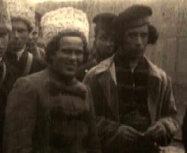Portrait or photograph of Nestor Makhno: Nestor Makhno au centre avec Fedir Shchus à droite, 1919.
