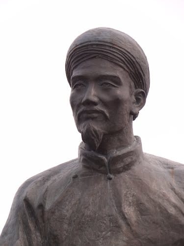 Portrait or photograph of Nguyễn Du: Tượng đài hư cấu về dung nhan quan đại thần Nguyễn Du.