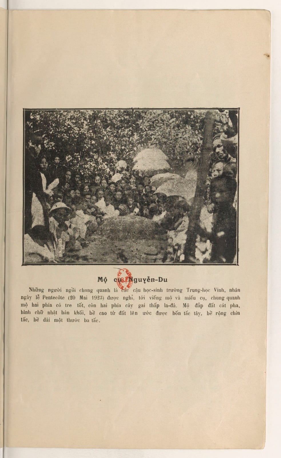 Portrait or photograph of Nguyễn Du: Tomb of Nguyễn Du and students from Vinh Middle School, on May 20, 1923.