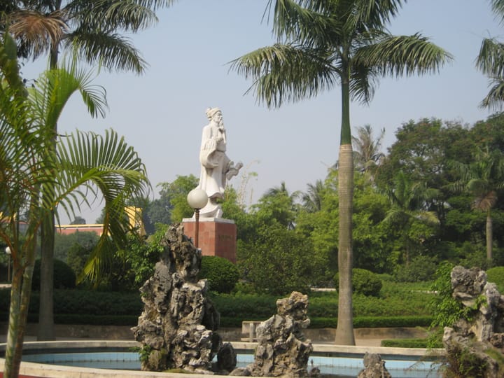 Portrait or photograph of Nguyễn Trãi: Tượng ông Nguyễn Trãi ở Công viên Nguyễn Trãi, phường Kiến Hưng, nội thành Hà Nội.