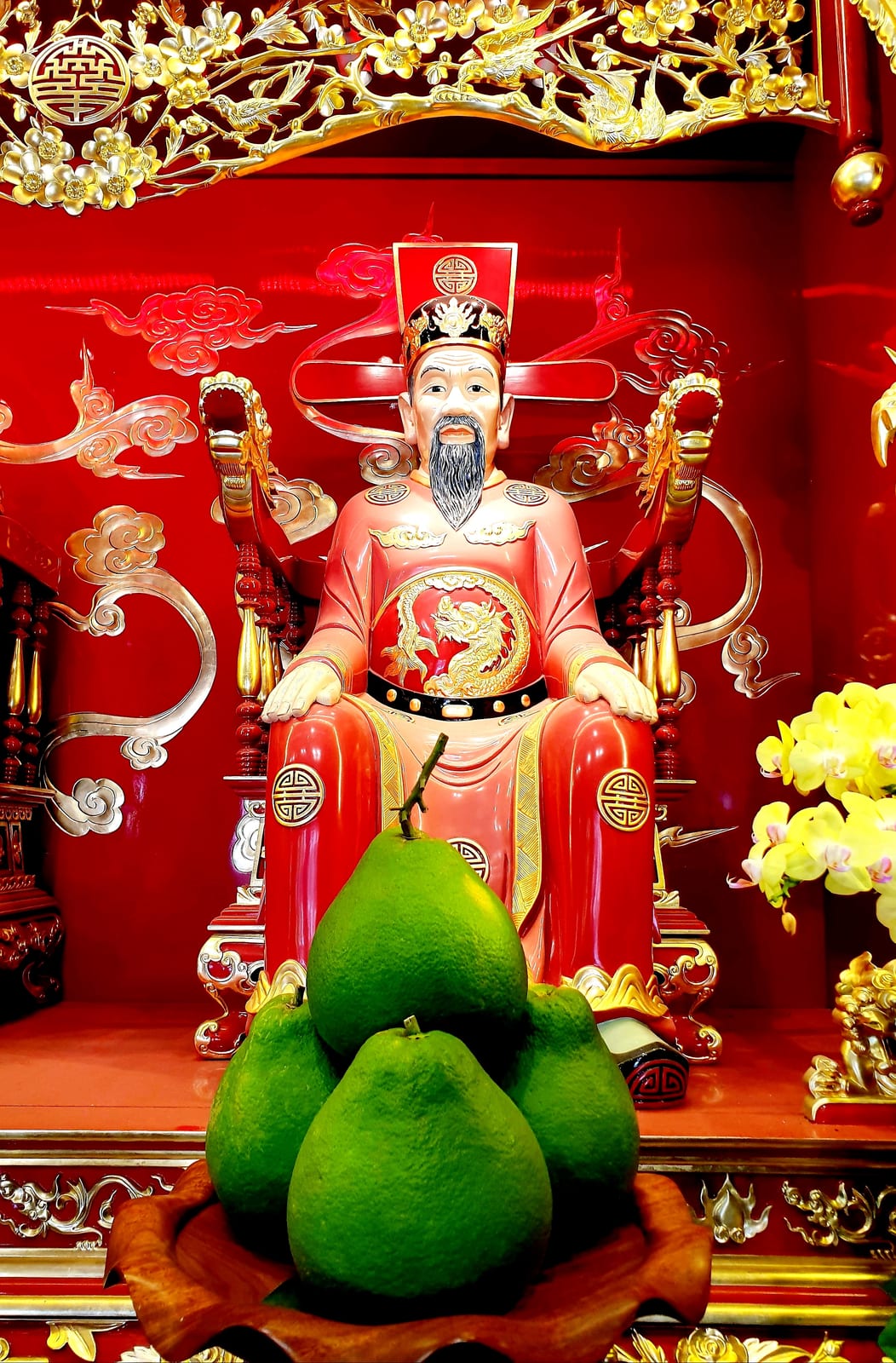 Portrait or photograph of Nguyễn Trãi: Statues of men in Vietnam