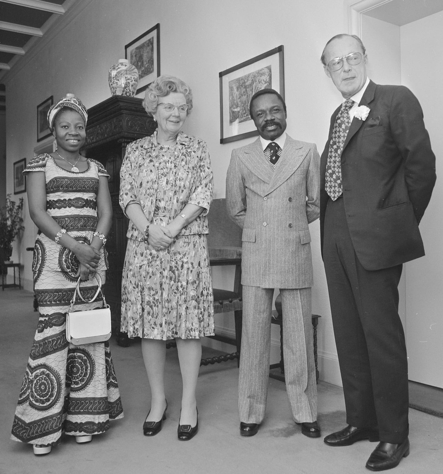 Portrait or photograph of Omar Bongo: Koningin Juliana en prins Bernhard ontvangen president Omar Bongo van Gabon en zijn echtgenote op paleis Soestdijk. V.l.n.