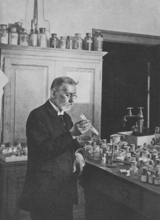 Portrait or photograph of Paul Ehrlich: Paul Ehrlich im Laboratorium seines Institutes in Frankfurt am Main.