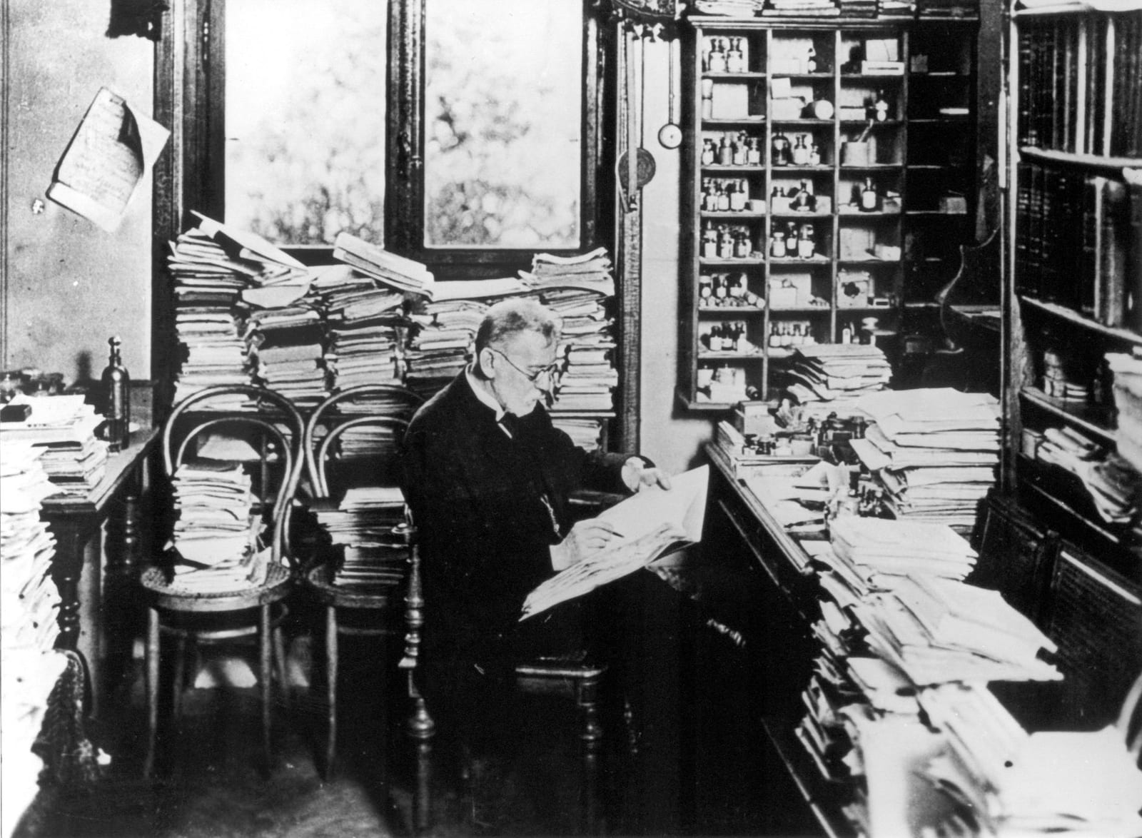 Portrait or photograph of Paul Ehrlich: Paul Ehrlich in his Office in Frankfurt am Main.