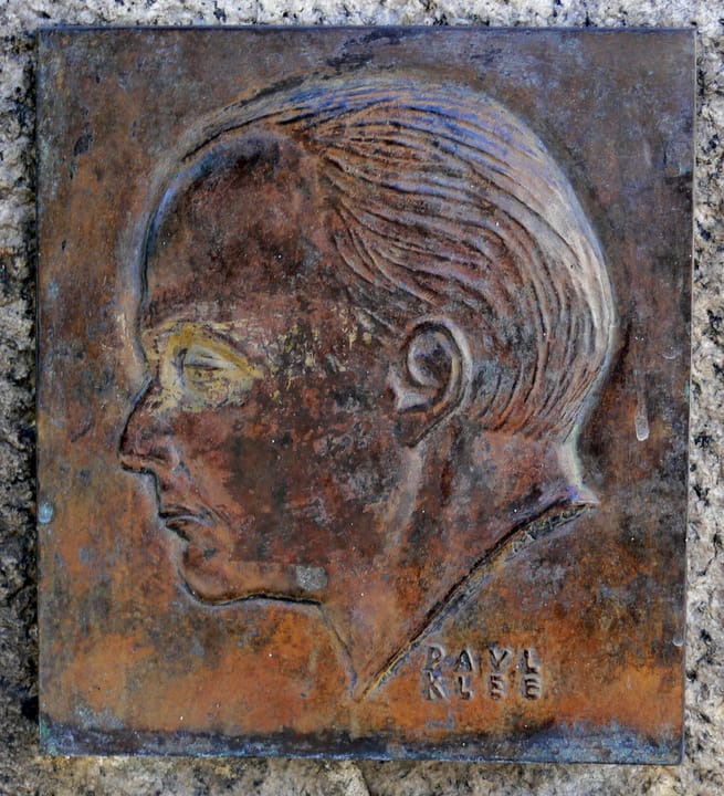 Portrait or photograph of Paul Klee: Bronzerelief Porträt Paul Klee am Amthausbrunnen in Bern mit Signatur MFVETER (Fueter verwendete jeweils V statt U) am Hals