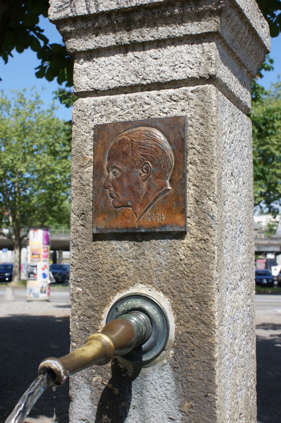 Portrait or photograph of Paul Klee: Brunnenstock Amthausbrunnen mit Brunnenöhre und Porträt Paul Klee .