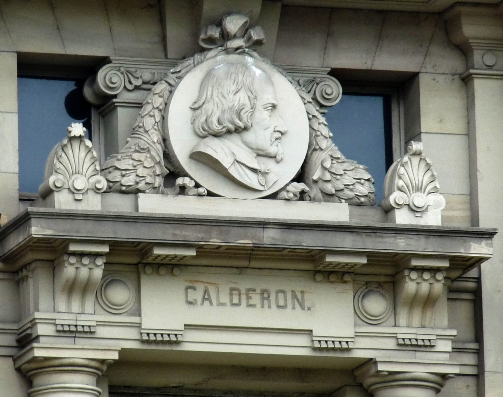 Portrait or photograph of Pedro Calderon de la Barca: Strasbourg - Théâtre national - Medaillon avec relief de Pedro Calderón de la Barca