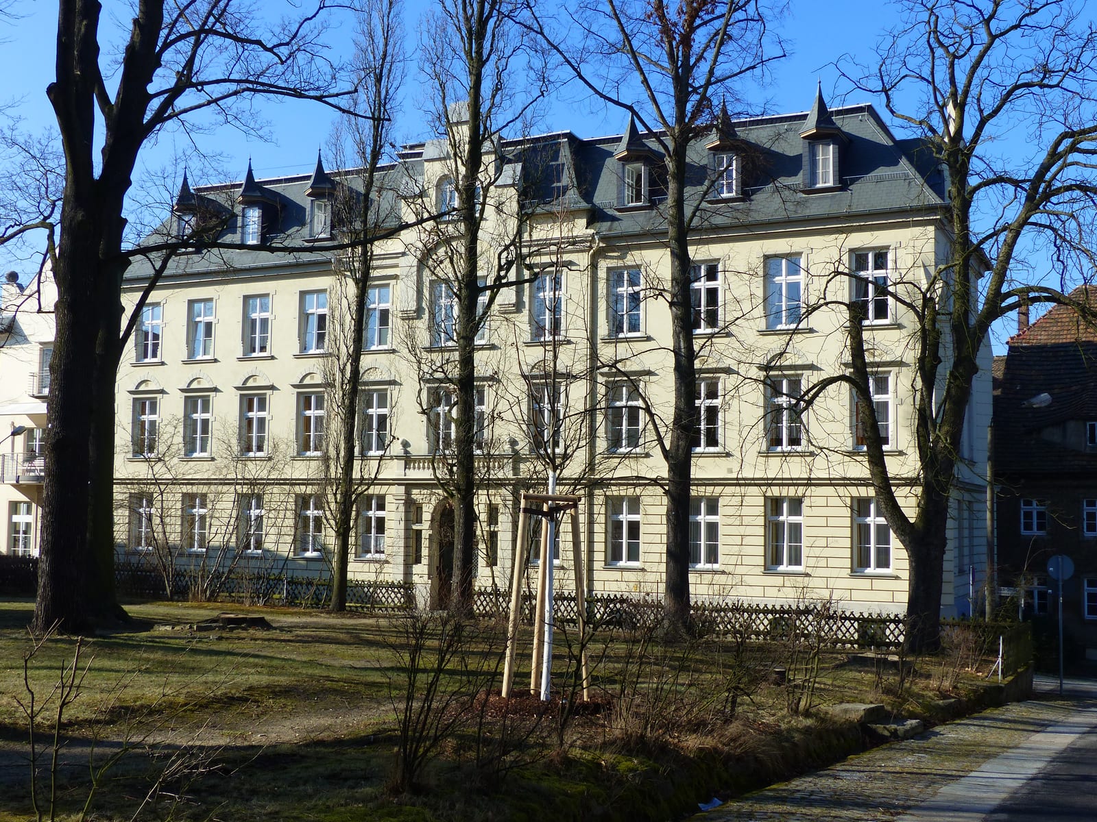 Portrait or photograph of Peter Buck: Denkmalgeschütztes Gebäude, Peter-Buck-Straße 1, Kleinwelka