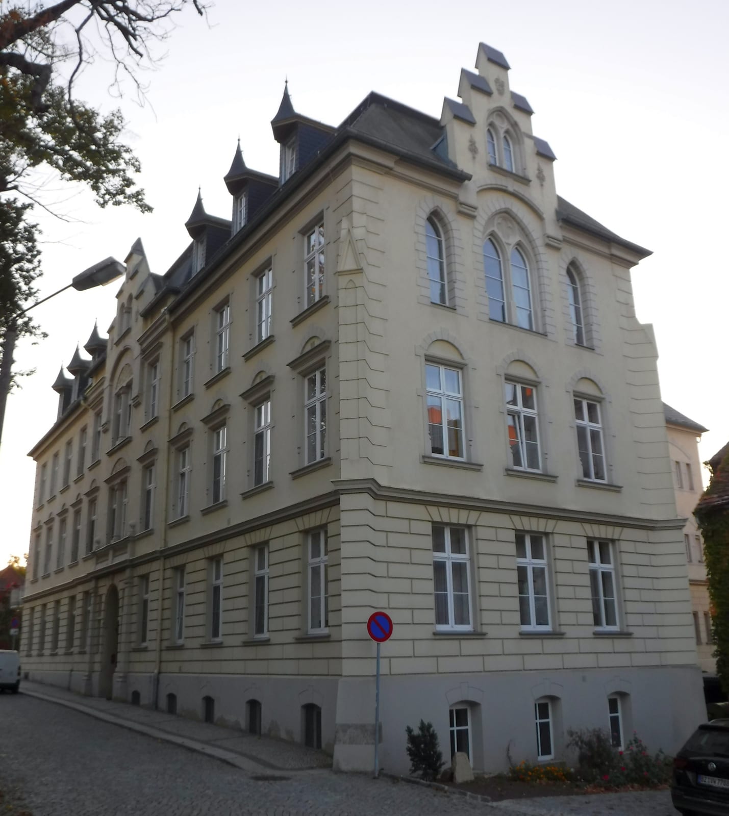 Portrait or photograph of Peter Buck: Peter-Buck-Straße 1: Feierabendheim mit rückwärtiger Mauer und Treppe / Ehemalige Knabenschule Älterer Teil von 1876/1877,