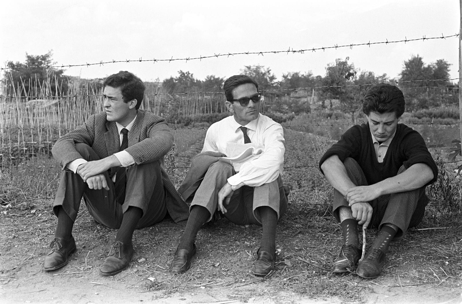 Portrait or photograph of Pier Paolo Pasolini: Bernardo Bertolucci (a sinistra) e Pier Paolo Pasolini (al centro) sul set di Accattone , nella primavera del 196