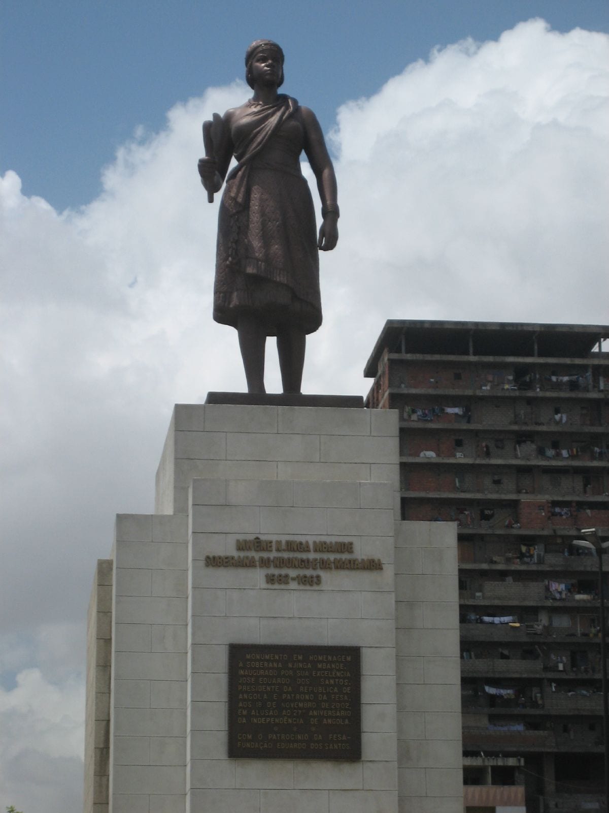 Portrait or photograph of Queen Nzinga: Estátua de Dona Ana de Sousa , Ngola Ana Nzinga Mbande, rainha de Ndongo e Matamba, Luanda , Angola .