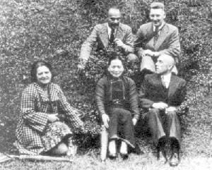 Portrait or photograph of Rewi Alley: Soong Ching-ling, Rewi Alley(right, back row) and others were in Hong Kong.