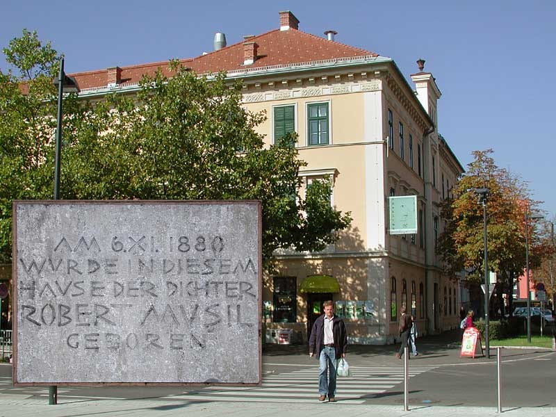 Portrait or photograph of Robert Musil: Robert Musil Geburtshaus mit Gedenktafel in der Bahnhofstraße 50 in Klagenfurt. In diesem Haus sind das Robert Musil Lit