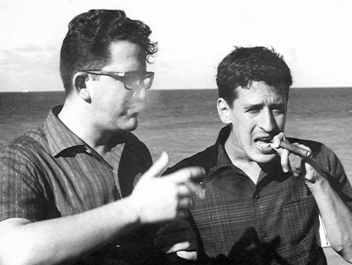 Portrait or photograph of Roque Dalton: El periodista salvadoreño Roque Dalton junto al poeta cubano Heberto Padilla (a la izquierda) en La Habana .