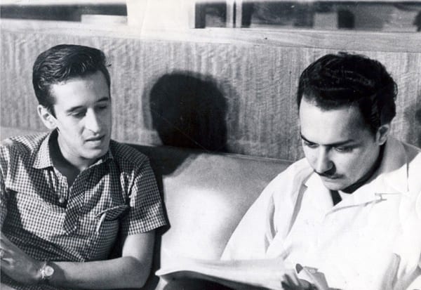 Portrait or photograph of Roque Dalton: El periodista salvadoreño Roque Dalton junto al pintor cubano Fayad Jamís , en la sala de redacción del periódico Hoy en