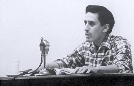 Portrait or photograph of Roque Dalton: Roque Dalton en la entrega del Premio de Poesía de la Casa de las Américas en 1969, por su libro Taberna y otros lugares