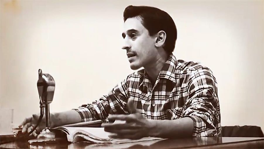 Portrait or photograph of Roque Dalton: Roque Dalton en la entrega del Premio de Poesía de la Casa de las Américas en 1969, por su libro Taberna y otros lugares