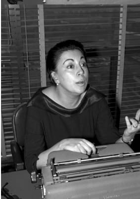 Portrait or photograph of Rosario Castellanos: En esta fotografía se observa a la escritora y diplomática mexicana, Rosario Castellanos, tras una máquina de esc