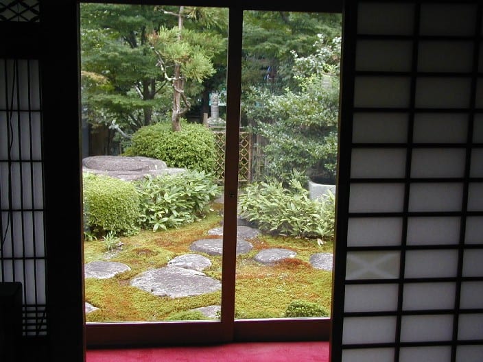 Portrait or photograph of Ryokan: Ryokan vista sul giardino. Foto fatta da me nell'agosto 2002 in un ryokan giapponese. Il giardino è ripreso da una stanza al p