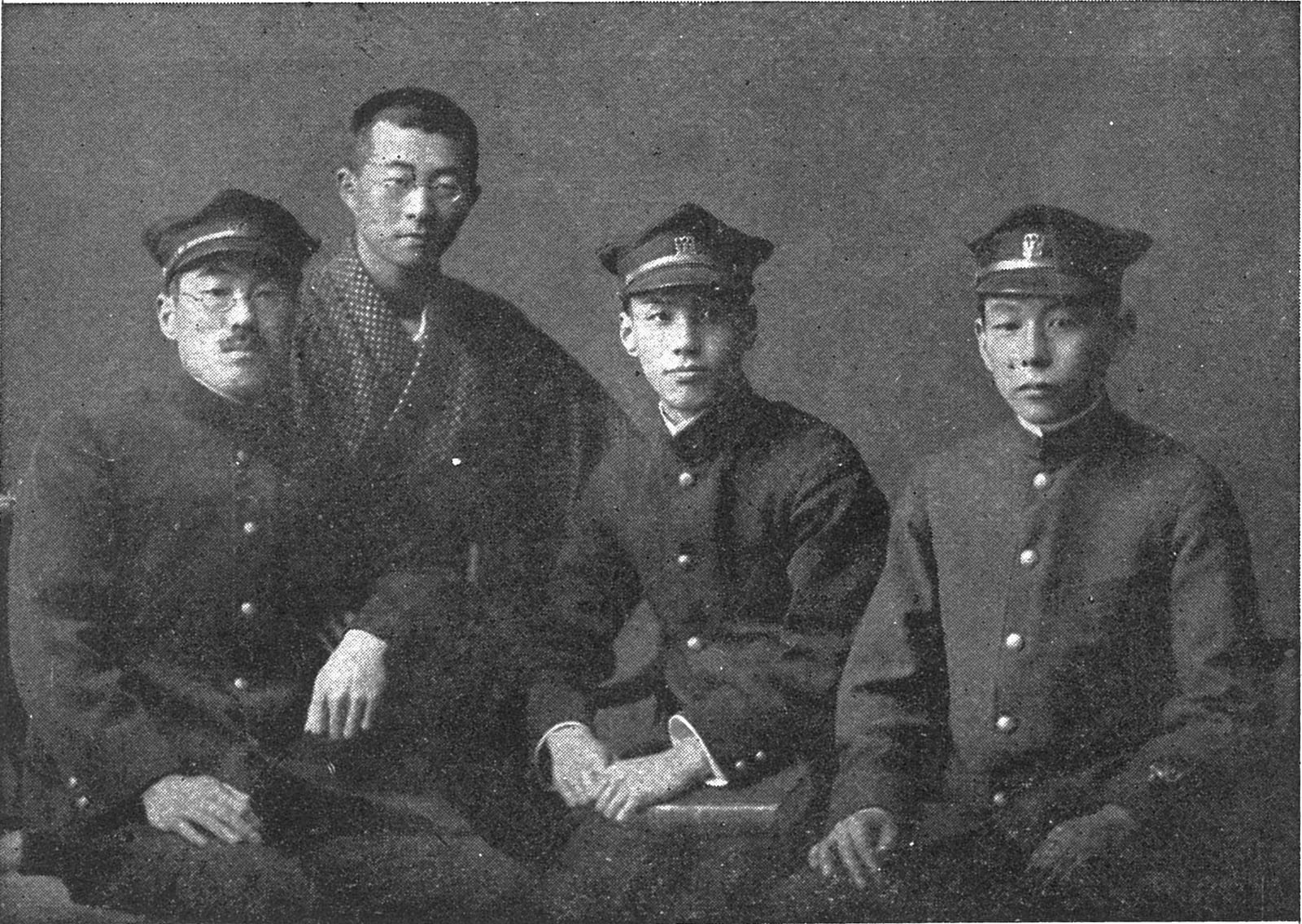 Image connected to Ryunosuke Akutagawa: 大正5年頃の久米正雄、松岡譲、芥川龍之介、成瀬正一。堀辰雄・葛巻義敏・芥川比呂志 編集『芥川龍之介作品集第1巻』より。