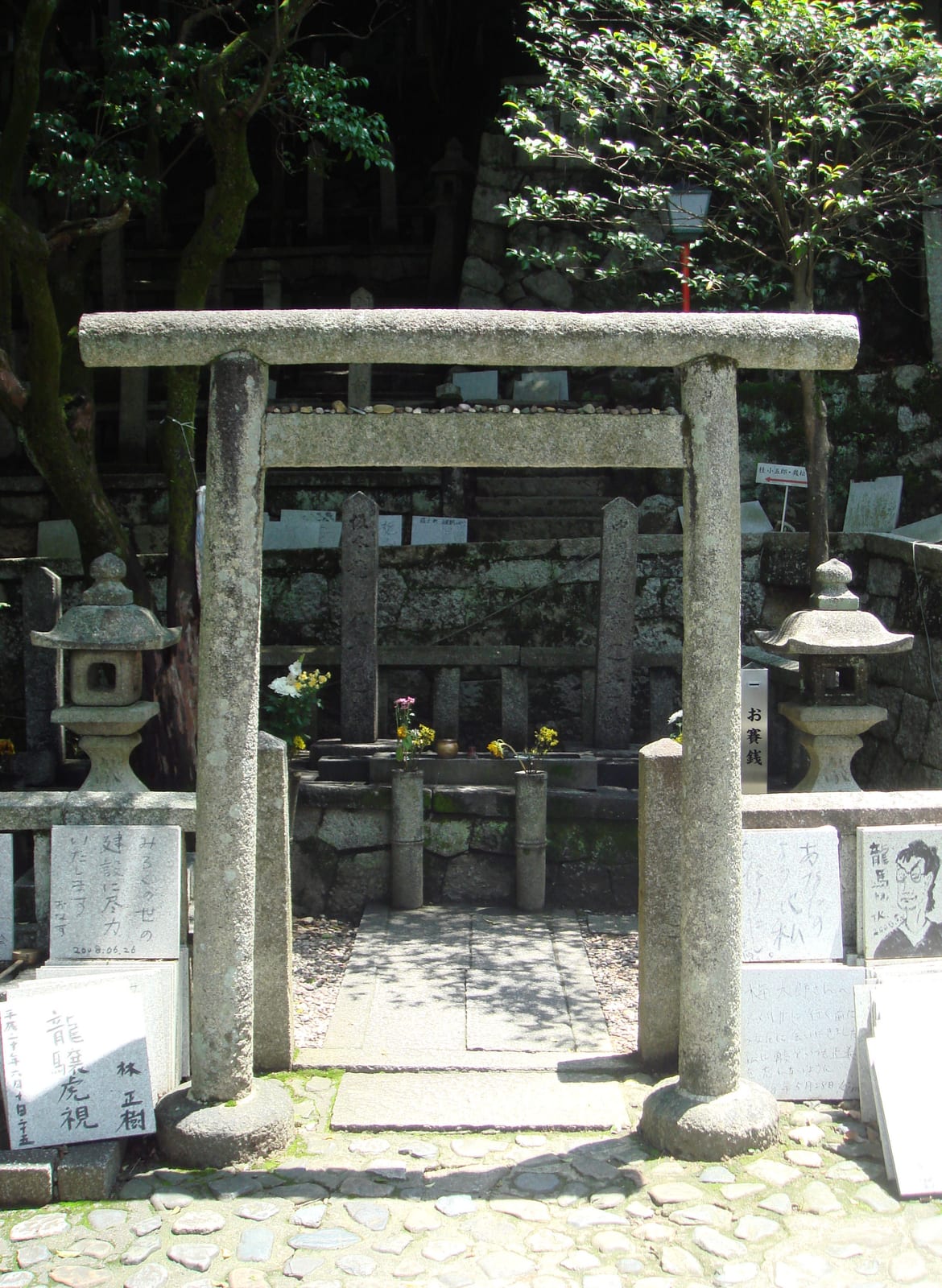 Portrait or photograph of Sakamoto Ryoma: Tomb_of_Sakamoto_Ryoma (torii)