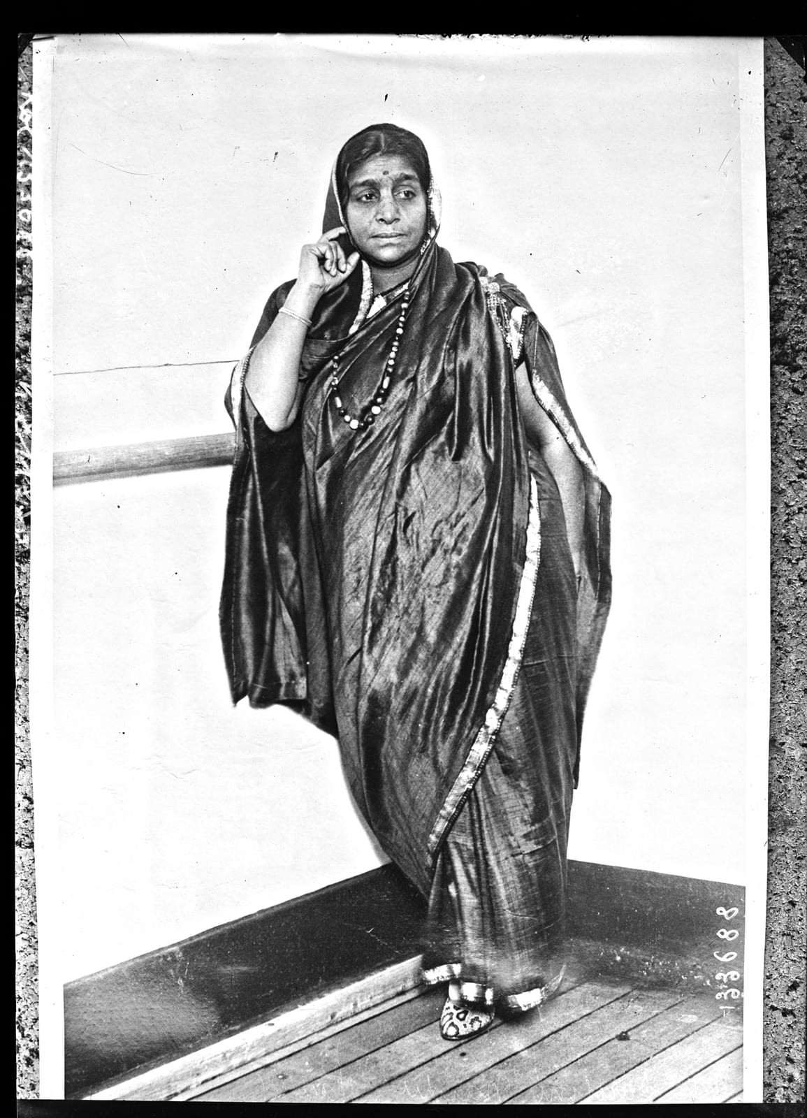 Portrait or photograph of Sarojini Naidu: Sujet : Naidu, Sarojini (1879-1949) -- Portraits Portraits -- 1914-1945 Référence bibliographique : Rol, 133688 Appart