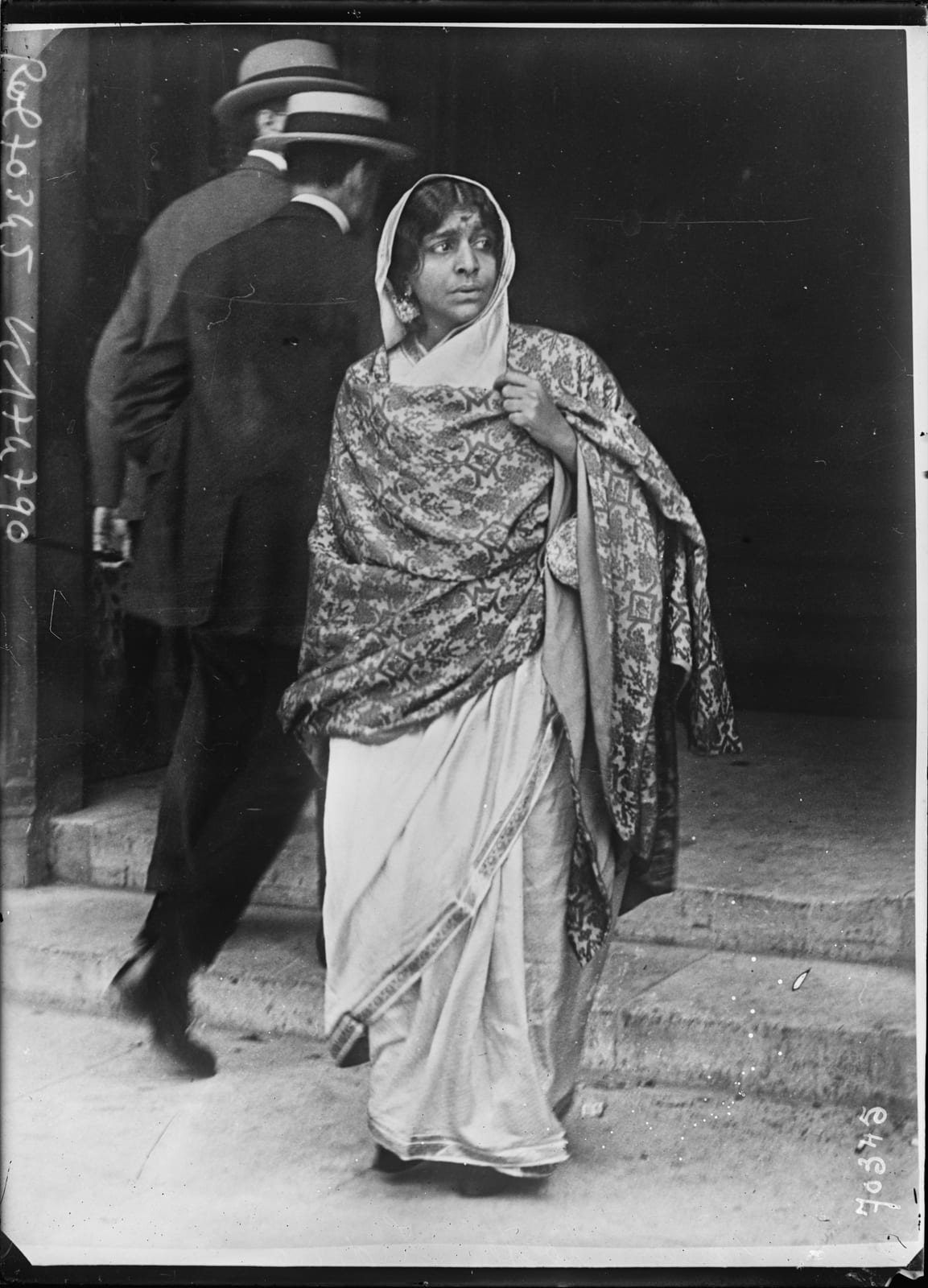 Portrait or photograph of Sarojini Naidu: Sujet : Naidu, Sarojini (1879-1949) -- Portraits Portraits -- 1914-1945 Référence bibliographique : Rol, 70345 Apparti